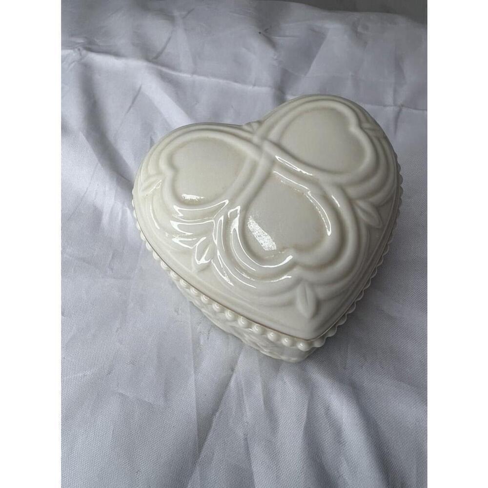 Lenox HEART SHAPED PORCELAIN TRINKET / JEWELRY BOX ~Off White w/Gold Rim on LID